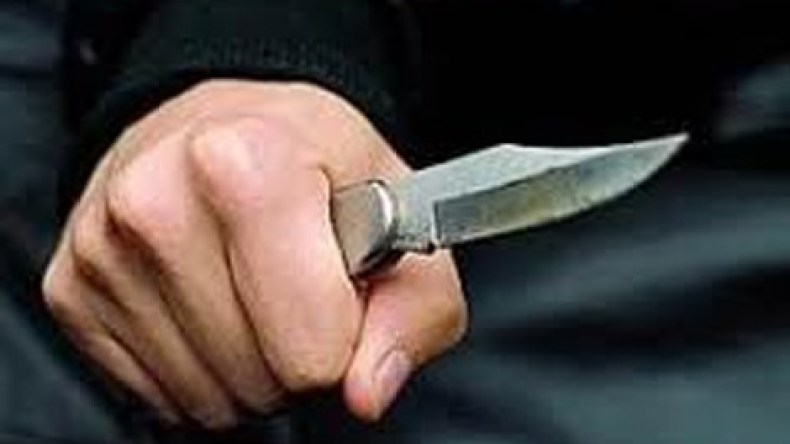 طالب جامعي يهدد دكتورا بالسلاح