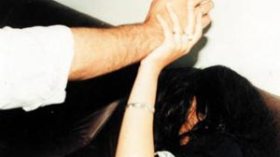 شاب يخدّر والدته العجوز ويغتصبها بخنشلة