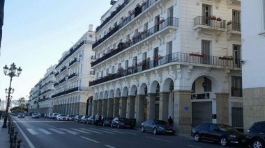 Experts: Economic Crisis Forced The Resumption Of Commercial Activity In Algeria