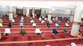 أئمة يعتمدون الترهيب والترغيب في التوعية من كورونا