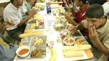 Les coulisses du 1er jour de ramadhan: des enfants cherchent leur dîner dans les poubelles