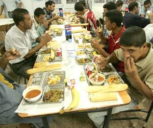 Les coulisses du 1er jour de ramadhan: des enfants cherchent leur dîner dans les poubelles