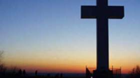 وزارة الشؤون الدينية تهدد 8 جمعيات مسيحية بالجزائر بسحب اعتمادها