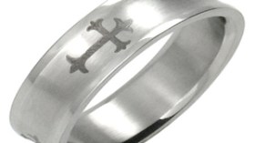 خواتم‮ ‬مزينة‮ ‬بالصليب‮ ‬تباع‮ ‬بسطيف؟