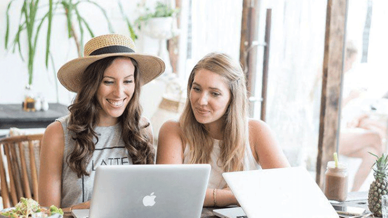 متزوجات يتعلمن فنون التعامل مع الزوج من العازبات