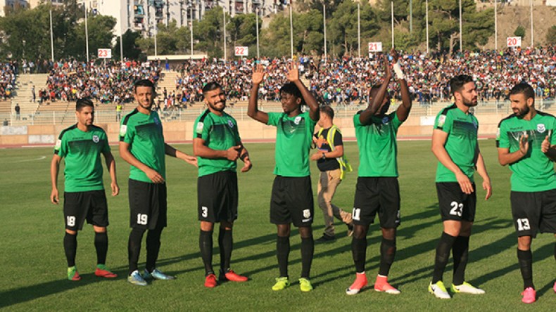 “السنافر” يفتكون كرسي الصدارة