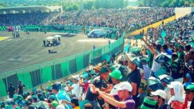 الأنصار يحاصرون اللاعبين ويطالبونهم بإنقاذ الفريق