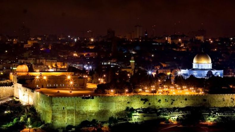 أطلت القدس.. فانزوت الخفافيش