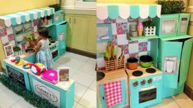 أم فيليبينية تبدع في صنع مطبخ للعب طفلتها