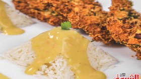 أرز بقرمشات الدجاج باللوز