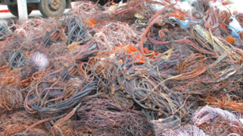 امبراطورية “الخردة” توظف 40 ألف “كاميكاز” وأفران سرّية لنهب الملايير