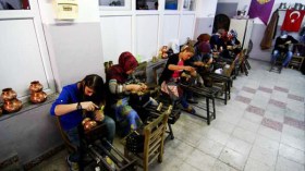 نساء يزاحمن الرجال في نقش النحاسيات بتركيا