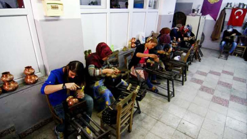 نساء يزاحمن الرجال في نقش النحاسيات بتركيا