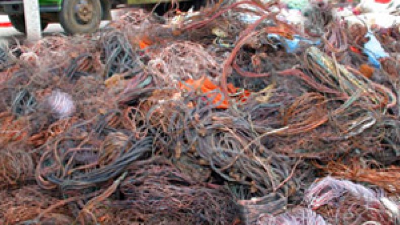 تجميد تصدير النفايات الحديدية سيفتح المجال لـ “مافيا” تهريب النحاس