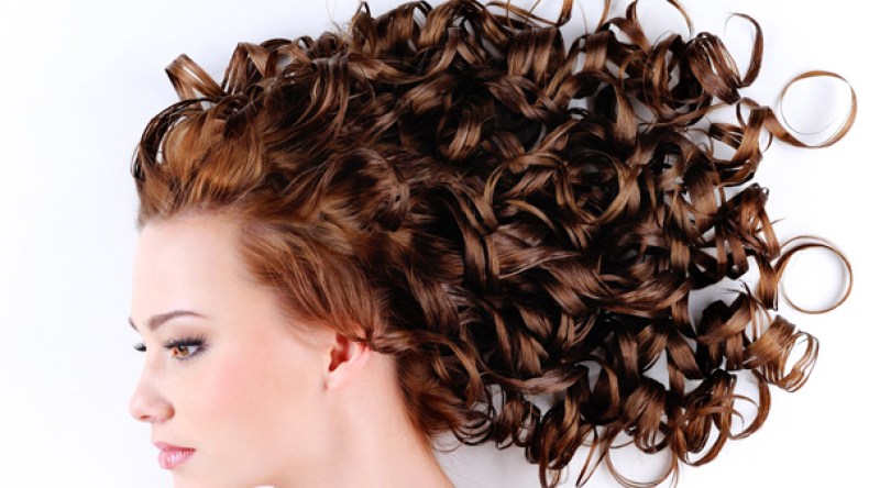 أحب شعري الكيرلي… لكن كيف أعتني به؟