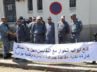 Customs officersâ€™ strike over pay raise paralyzes Algiers port, airport