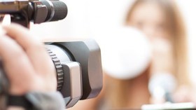 شباب يلجؤون إلى السير الذاتية المصورة بالفيديو لتعزيز فرص توظيفهم