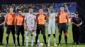بِالفيديو: حكم مباراة سعودية يُعاقب بِدون بطاقات!