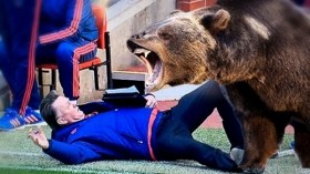 “تهريج” فان غال ينتقل إلى “الفيسبوك”!