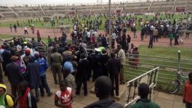 إجتياح أرضية الملعب والكيني “وانياما” ينجو من مقصلة الأنصار