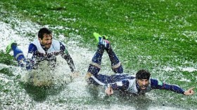 الإعلام الفرنسي والأمريكي يسخر من طريقة تجفيف بساط ملعب الرباط