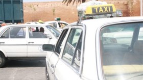 مشادة بين أصحاب سيارات الأجرة والحافلات بسكيكدة