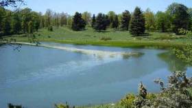 البحيرة السوداء.. جوهرة فريدة وجنة فوق الأرض