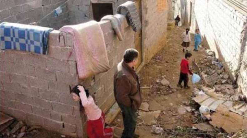 سكان بوفحيمة بذراع الميزان يعانون داخل بيوت قصديرية