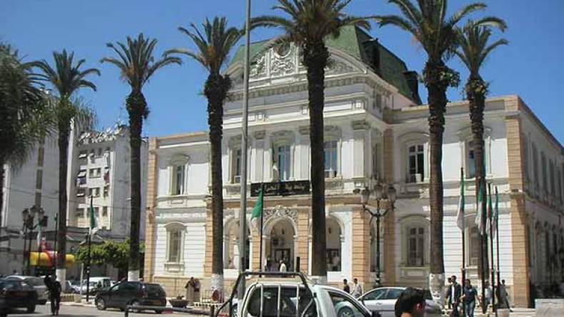 عائلات تقيم بإسطبلات بالحراش تطالب بترحيلها إلى سكنات لائقة