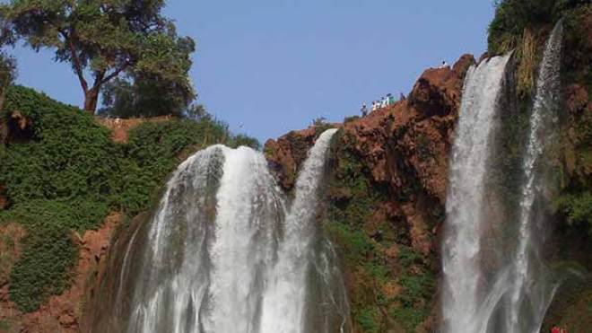 شلالات تامدة بأحمد راشدي في ميلة.. عائلات تسبح في المياه المعدنية