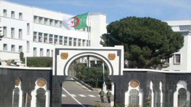 Officiers militaires: « Faux! le DRS ne s’oppose pas à un 4e mandat de Bouteflika »