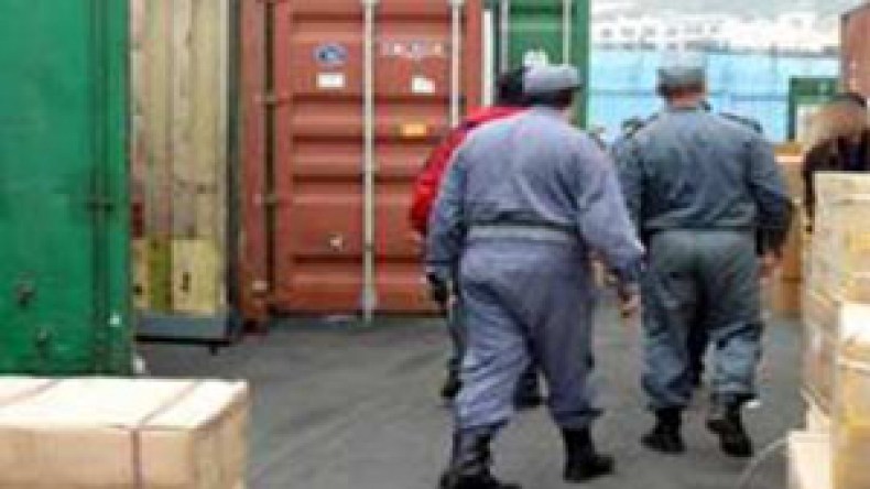 أعوان الجمارك يهددون بشل الموانئ والمطارات