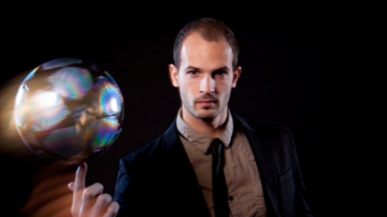 بريطاني لا يتخلّى عن الكرة حتى في ليلة زفافه!