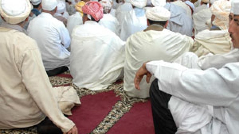 المعتكفون في المساجد تحت الرقابة الأمنية وإجراءات لقطع الطريق عن تجنيد انتحاريين