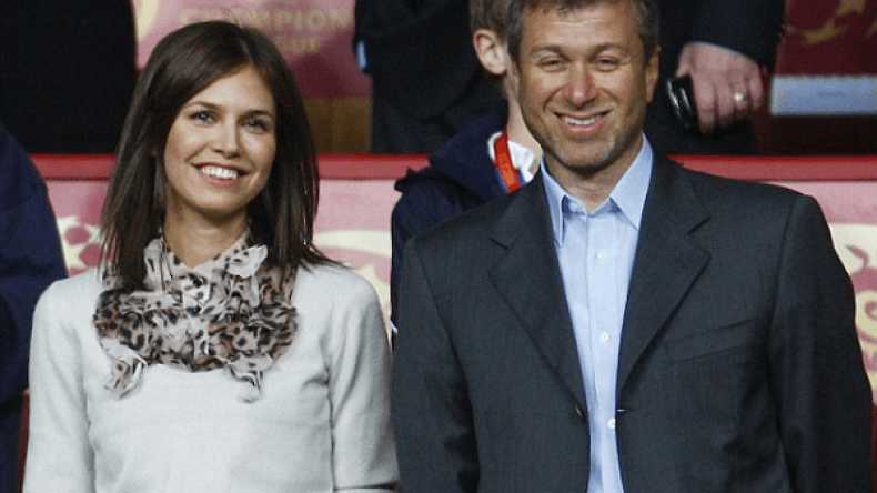 زوجة مالك تشيلسي متّهمة بالعنصرية