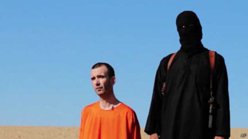 “إف بي آي” يحدد هوية ملثم “الدولة الإسلامية” في فيديو قتل الرهائن