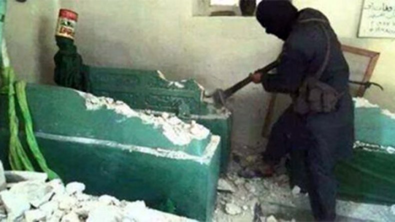 “داعش” ينشر صورا لتفجير وهدم مراقد وأضرحة ومساجد في الموصل