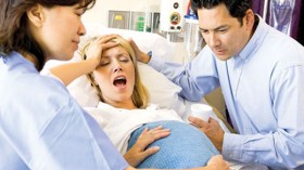 دراسة: وجود الزوج أثناء الولادة قد يضاعف آلام المرأة