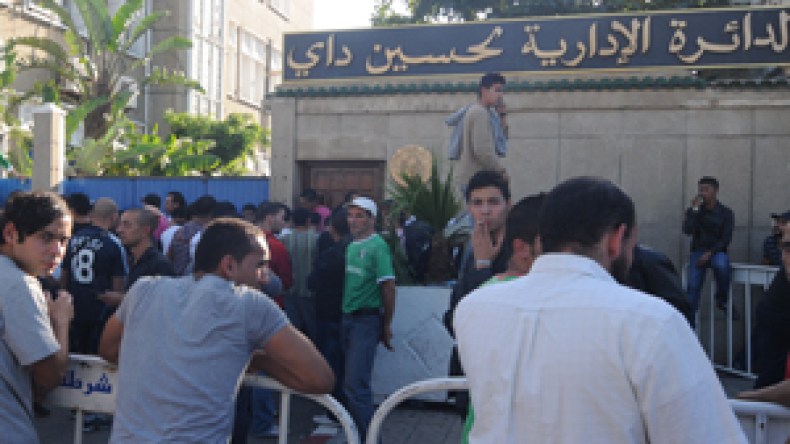 قذفونا بالحجر .. ونقابلهم بالتمر