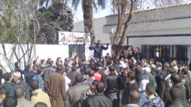 محتجون‭ ‬يقتحمون‭ ‬مكتب‭ ‬رئيس‭ ‬الدائرة‭ ‬ويهددون‭ ‬بالانتحار‭ ‬الجماعي