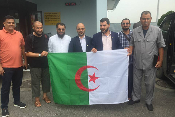 Premier convoi humanitaire algérien arrive à la frontière birmane