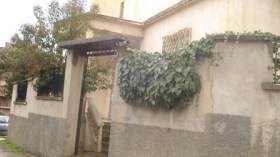 بدم بارد ..شاب يقتل والديه وشقيقته المعوقة بأدوات البناء