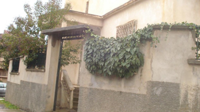 بدم بارد ..شاب يقتل والديه وشقيقته المعوقة بأدوات البناء