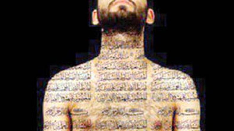 فنان مغربي يرسم آيات من القرآن على جسده للمشاركة عاريا في أحد المعارض