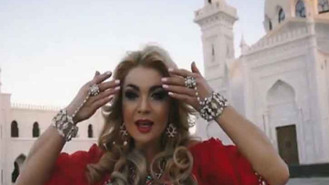 مغنية ترقص أمام مسجد وتفجّر غضب المسلمين في روسيا
