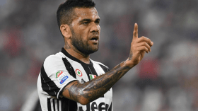 ألفيس يرد على رئيس برشلونة بكلمة واحدة