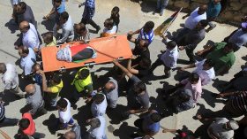 “المستوطنون حاولوا التسلل مجددا إلى القرية ووالدي الشهيد في حالة خطيرة جدا “