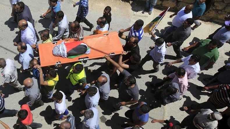 “المستوطنون حاولوا التسلل مجددا إلى القرية ووالدي الشهيد في حالة خطيرة جدا “