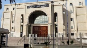 حراس بورشة بناء يستولون على صفائح ثمينة من الرخام!