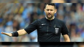 الاتحاد الإنجليزي يوقف حكما لسبب غريب